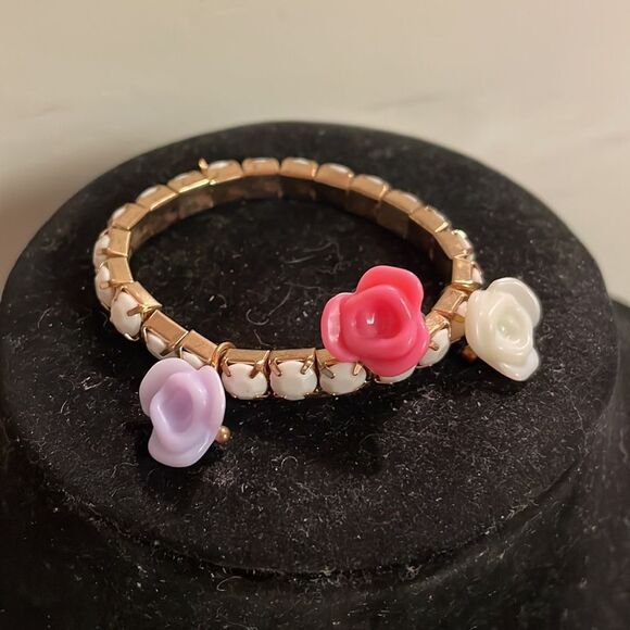 3” gold tone stretch bracelet w/faceted white links & 3 resin flower charms - Picture 2 of 10